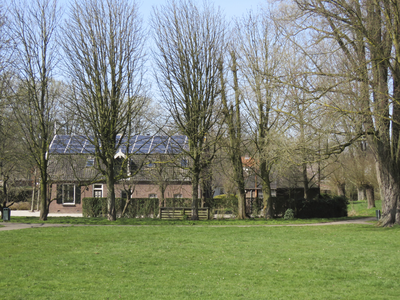 907519 Gezicht op de zijgevel van de voormalige boerderij Vechtdijk 139 te Utrecht, vanuit het Park Vechtzoom.